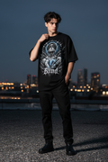 Blind Oversized Shirt – Model auf Rooftop, Gothic Streetwear