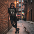 The Letter Oversized Shirt – Lifestyle Backsteinwand
